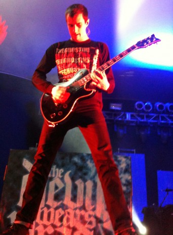 tdwp_guitaristinfrontofbanner