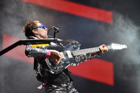 MUSE shooting the guitar (photo by DVP)