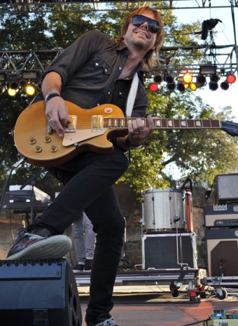 switchfoot guitarist, Drew (photo by DVP)